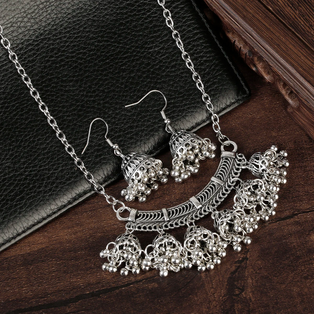 Luxury Retro Indian Jewelry Set – Necklace & Carved Jhumka Earrings