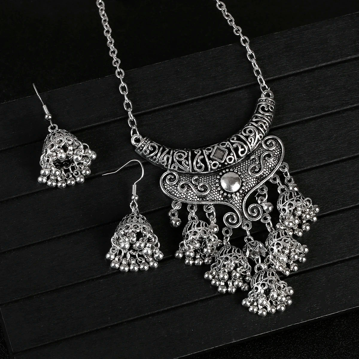 Luxury Retro Indian Jewelry Set – Necklace & Carved Jhumka Earrings