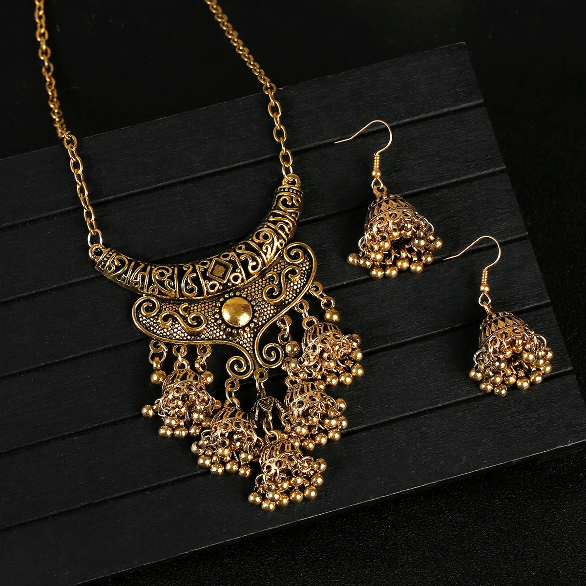 Luxury Retro Indian Jewelry Set – Necklace & Carved Jhumka Earrings